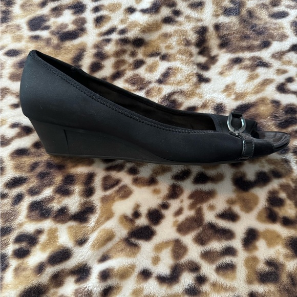 Bandolino Peek-a-boo Heel, 10 - Picture 2 of 2